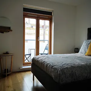 https://beautiful-central-townhouse-w-parking-for-2-cars.brighton-hotels-england.com